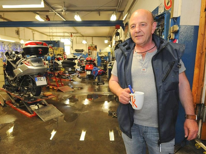 Bei Suzuki Reich in Herne standen Schauraum und Werkstatt unter Wasser. Klaus Reinhard in der durchfeuchteten Werkstatt.Foto: Ralph Bodemer / WAZ FotoPool