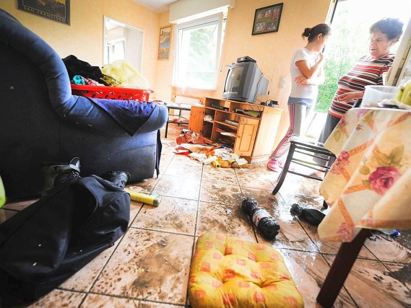 Ab in den Sperrmüll: Am Tag nach dem Unwetter sind Bewohner dabei die Schäden zu sichten und mit den Aufräumungsarbeiten zu beginnen. Wie hier in Witten in der Herbeder Straße hat der Regen deutliche Spuren hinterlassen.