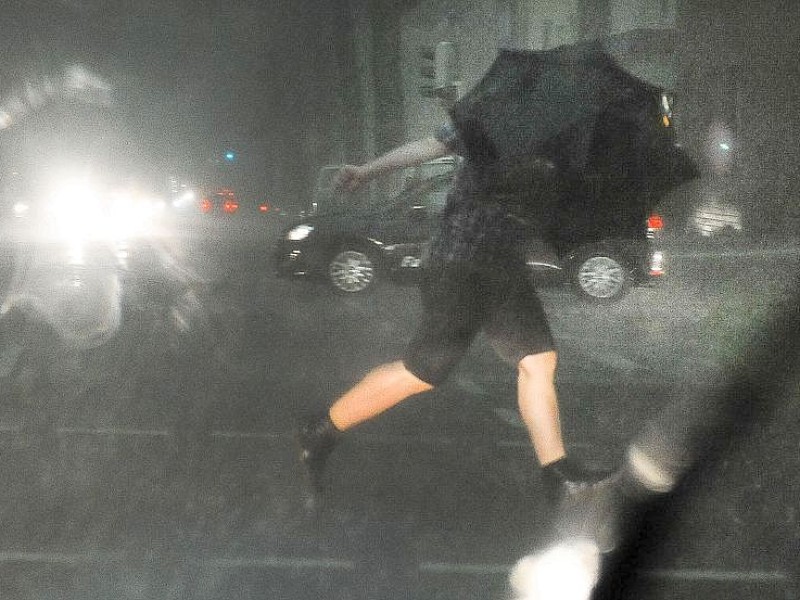 Starker Regen in Dortmund. Gegen 14 Uhr war es im Kreuzviertel und an der Bundestraße 1 so dunkel wie sonst nur in den Abendstunden.