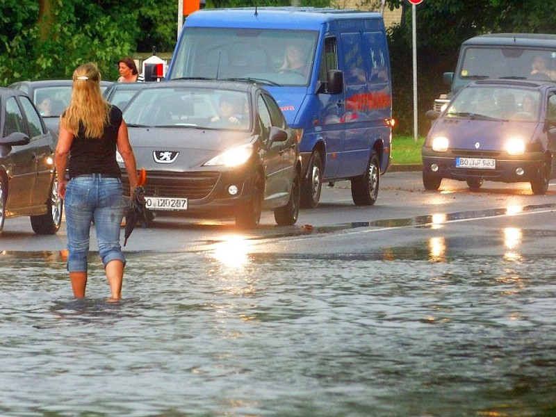 Das Bild zeigt dir überflutete Ümminger Straße am Donnerstag, dem  20.06.2013 in Bochum Werne. Foto: Gero Helm / WAZ FotoPool.