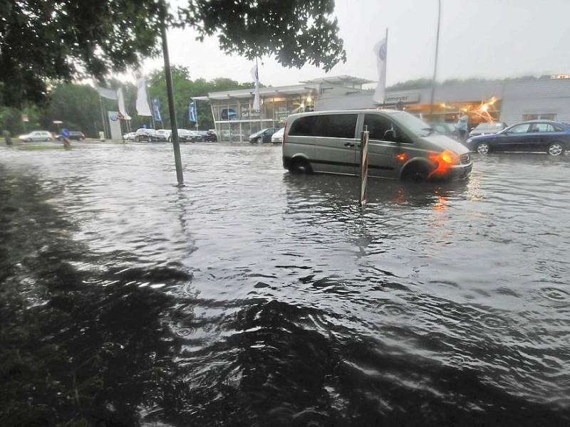 Das Bild zeigt dir überflutete Ümminger Straße am Donnerstag, dem  20.06.2013 in Bochum Werne. Foto: Gero Helm / WAZ FotoPool.