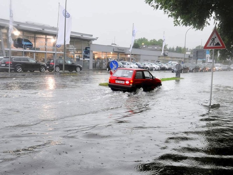 Das Bild zeigt dir überflutete Ümminger Straße am Donnerstag, dem  20.06.2013 in Bochum Werne. Foto: Gero Helm / WAZ FotoPool.