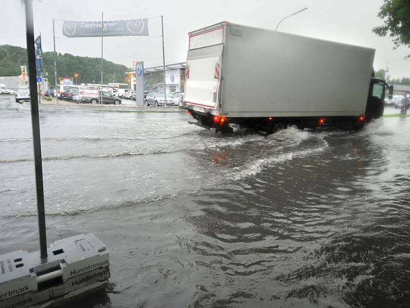 Das Bild zeigt dir überflutete Ümminger Straße am Donnerstag, dem  20.06.2013 in Bochum Werne. Foto: Gero Helm / WAZ FotoPool.