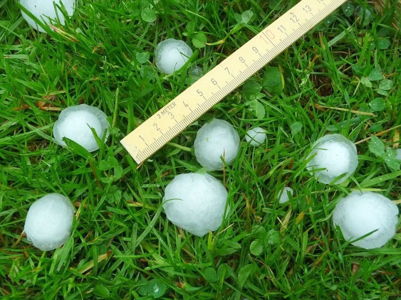 Leserfoto: Hagelkörner nach Unwetter in Hagen-Emst.