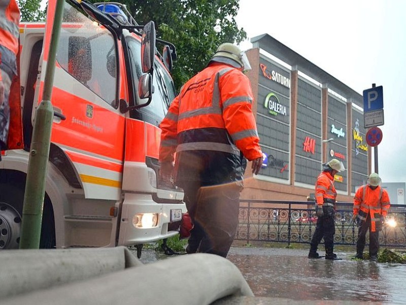 Unwetter in Hagen: am Elbersufer liefen Keller voll. Die Feuerwehr pumpte sie leer.