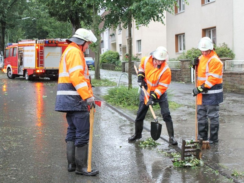 Unwetter in Hagen: am Elbersufer liefen Keller voll. Die Feuerwehr pumpte sie leer.