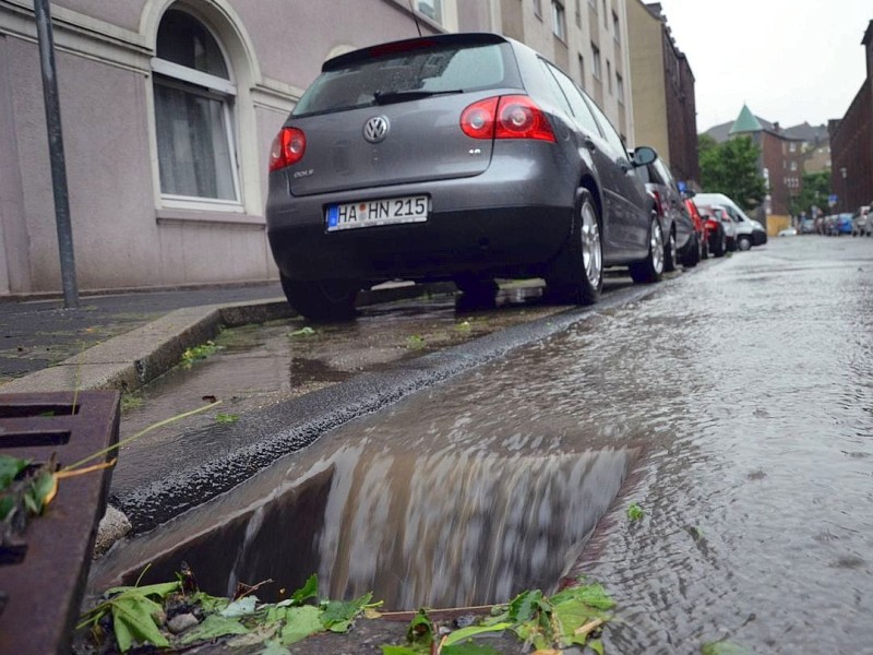 Unwetter in Hagen: am Elbersufer liefen Keller voll. Die Feuerwehr pumpte sie leer.