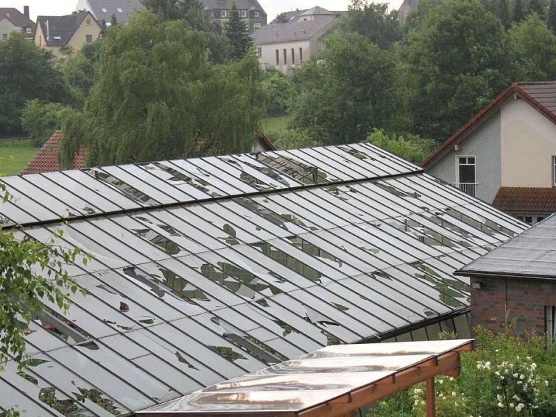 Unwetter in Hagen: Gewächshaus in Boelerheide wird durch Hagel schwer zerstört.