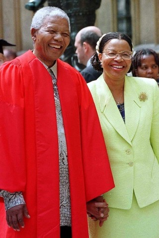 Das Foto von 1997 zeigt den südafrikanischen Präsidenten Nelson Mandela und seine Lebensgefährtin Graca Machel, die er an seinem 80. Geburtstag 1998 geheiratet hat...