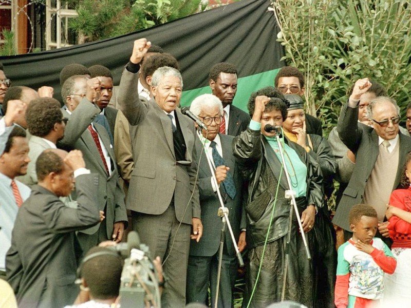 ...Entlassung 1990, wurde Mandela vor seinem Haus in Soweto bei Johannesburg gefeiert. Die typische Sieges-Geste wurde später...