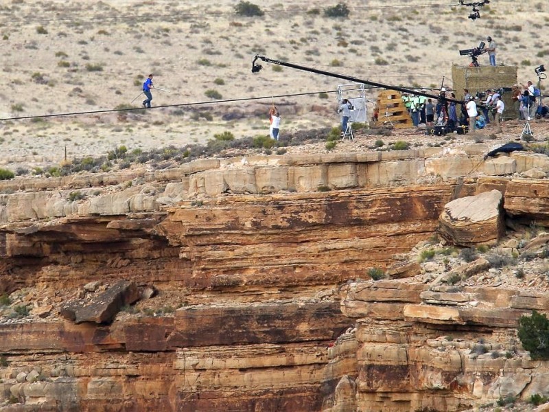 Nik Wallenda überquert den Grand Canyon auf einem Hochseil.