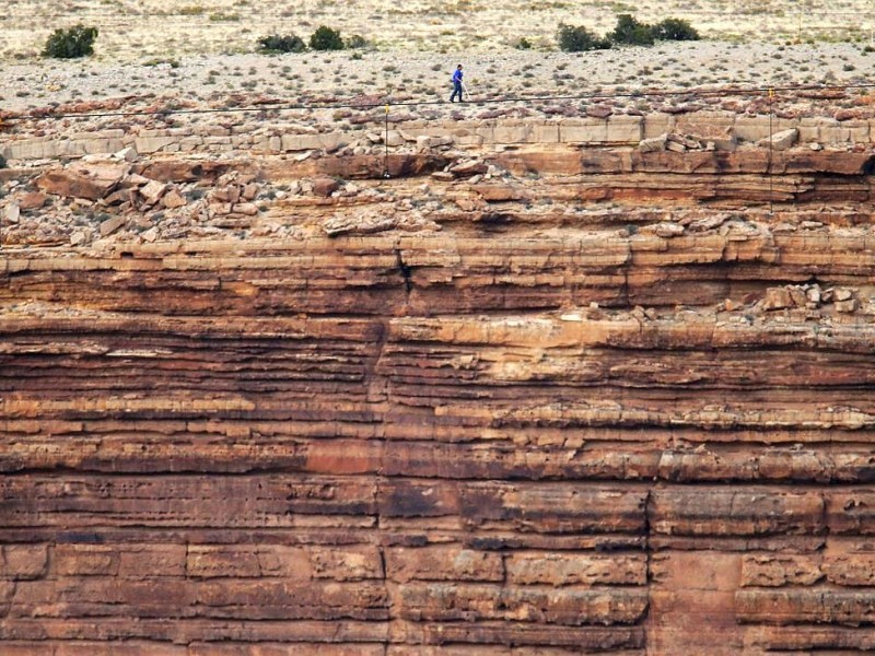 Nik Wallenda überquert den Grand Canyon auf einem Hochseil.