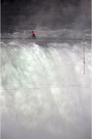 Nik Wallenda bei seiner Überquerung der Niagara-Fälle am 15. Juni 2012.