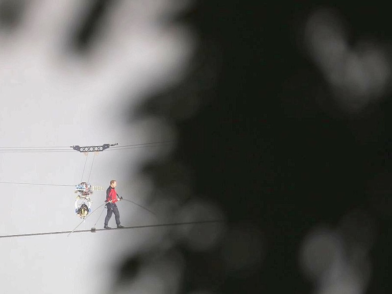 Nik Wallenda bei seiner Überquerung der Niagara-Fälle am 15. Juni 2012.