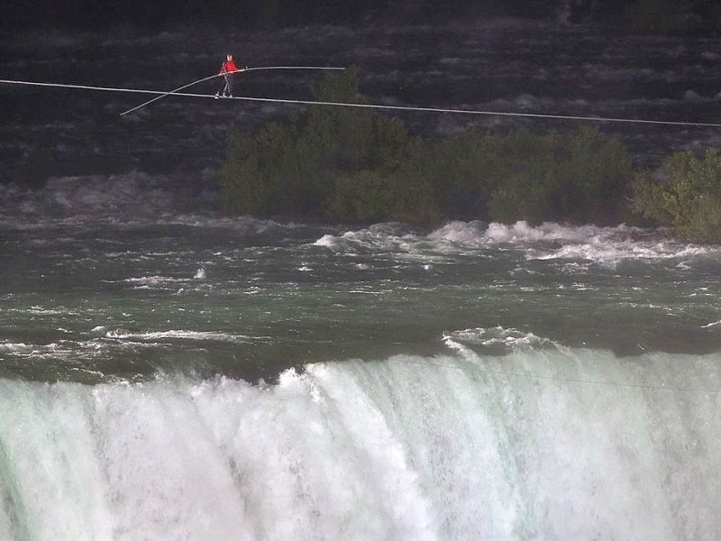 Nik Wallenda bei seiner Überquerung der Niagara-Fälle am 15. Juni 2012.