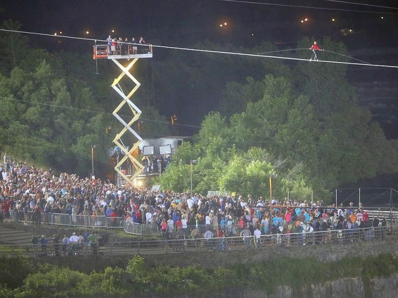 Nik Wallenda bei seiner Überquerung der Niagara-Fälle am 15. Juni 2012.