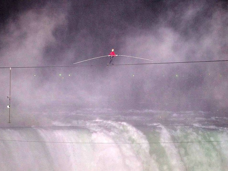 Nik Wallenda bei seiner Überquerung der Niagara-Fälle am 15. Juni 2012.