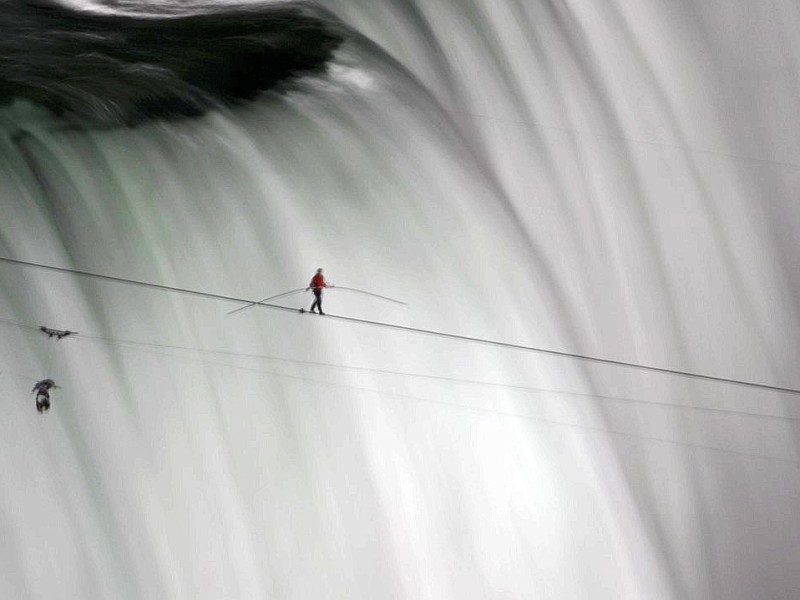 Nik Wallenda bei seiner Überquerung der Niagara-Fälle am 15. Juni 2012.