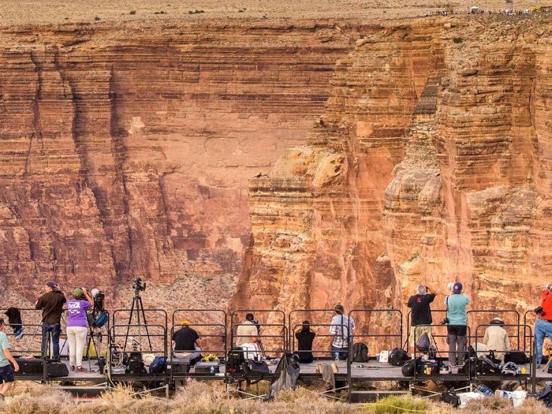 ...426 Meter lange  Überquerung des Canyons knapp 23 Minuten. Der Drahtseilkünstler war...