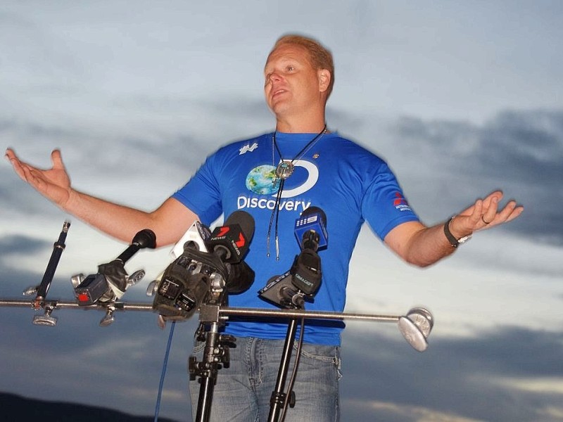 Vor dem aufgehenden Supermond gab Nik Wallenda nach der erfolgreichen Überquerung eine Pressekonferenz.