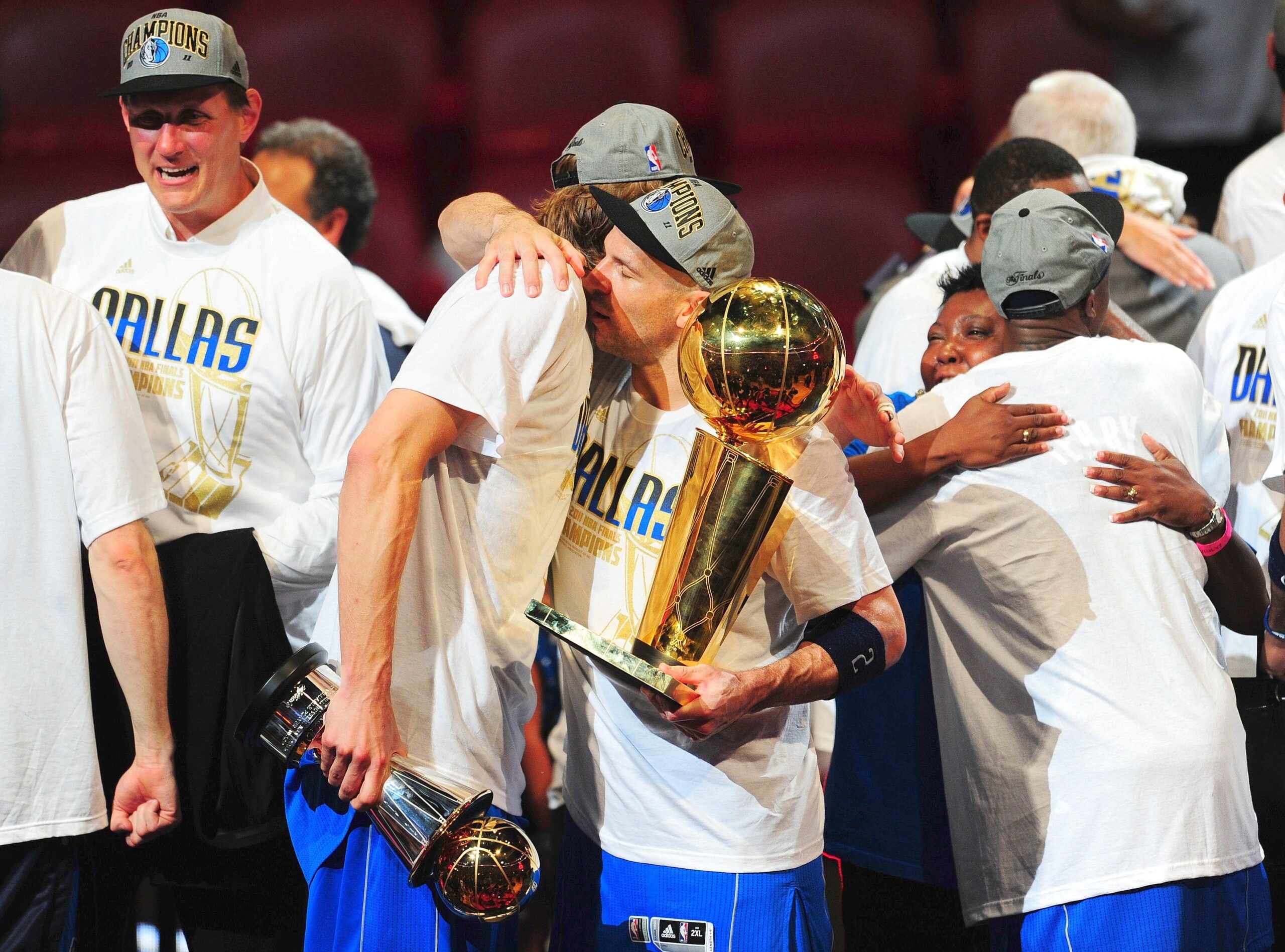 Superstar Dirk Nowitzki gewinnt mit den Dallas Mavericks den NBA-Titel.