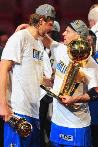 Superstar Dirk Nowitzki gewinnt mit den Dallas Mavericks den NBA-Titel.