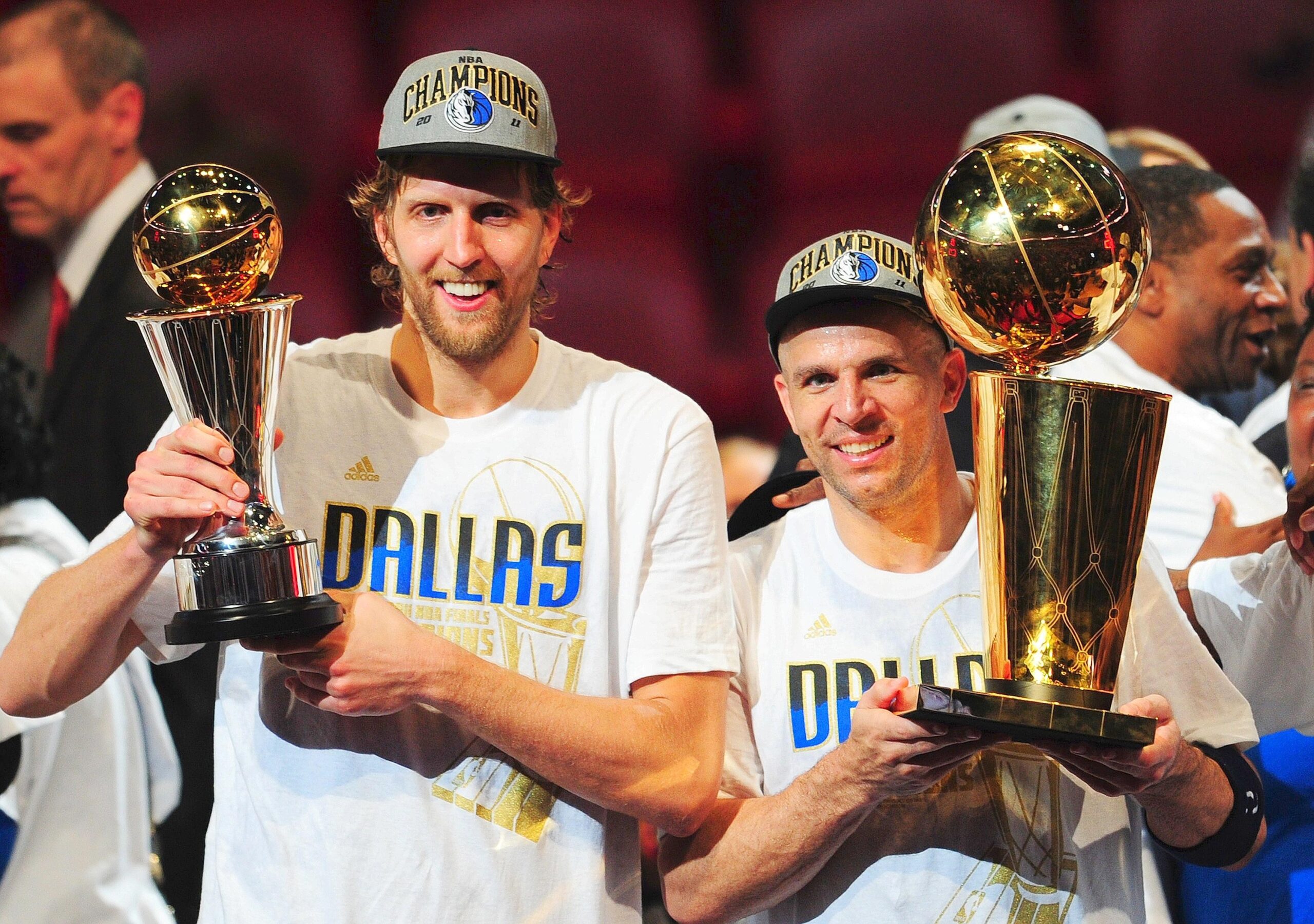 Superstar Dirk Nowitzki gewinnt mit den Dallas Mavericks den NBA-Titel.