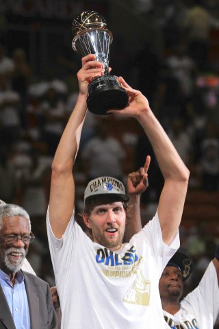 Superstar Dirk Nowitzki gewinnt mit den Dallas Mavericks den NBA-Titel.