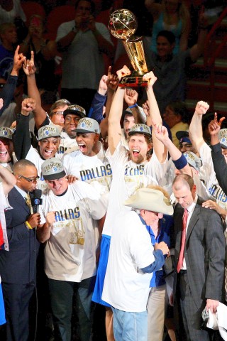 Superstar Dirk Nowitzki gewinnt mit den Dallas Mavericks den NBA-Titel.