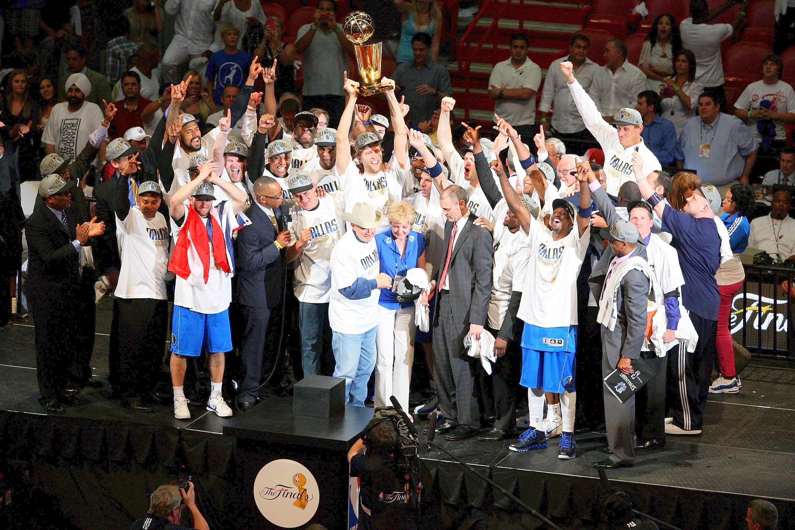 Superstar Dirk Nowitzki gewinnt mit den Dallas Mavericks den NBA-Titel.