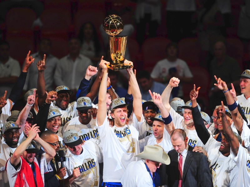 Superstar Dirk Nowitzki gewinnt mit den Dallas Mavericks den NBA-Titel.