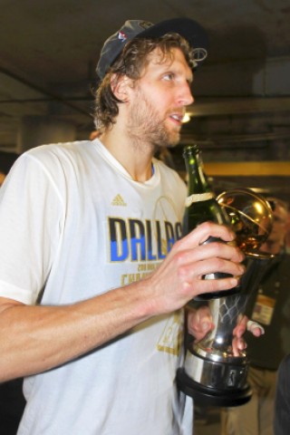 Superstar Dirk Nowitzki gewinnt mit den Dallas Mavericks den NBA-Titel.