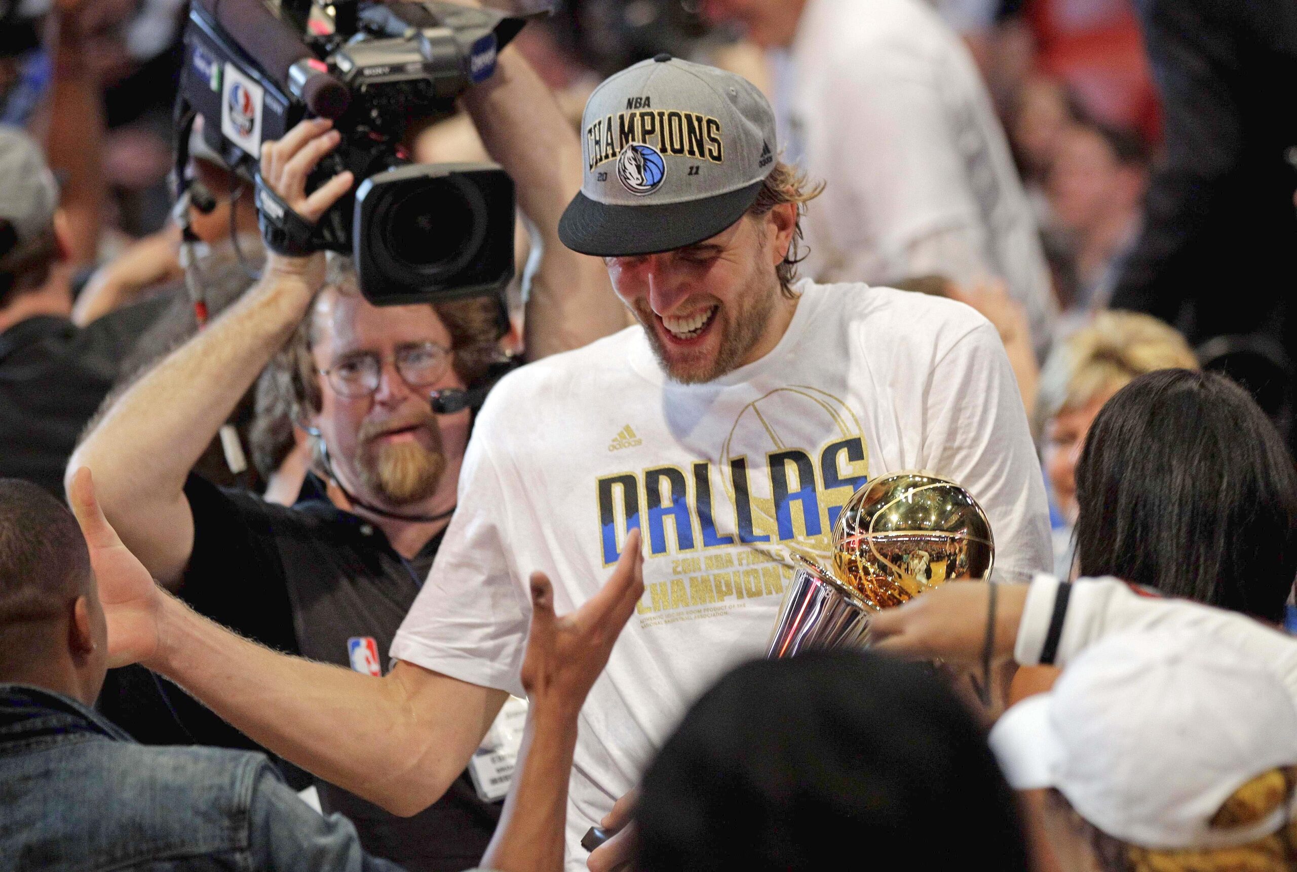 Superstar Dirk Nowitzki gewinnt mit den Dallas Mavericks den NBA-Titel.