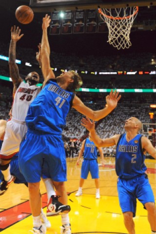 Superstar Dirk Nowitzki gewinnt mit den Dallas Mavericks den NBA-Titel.