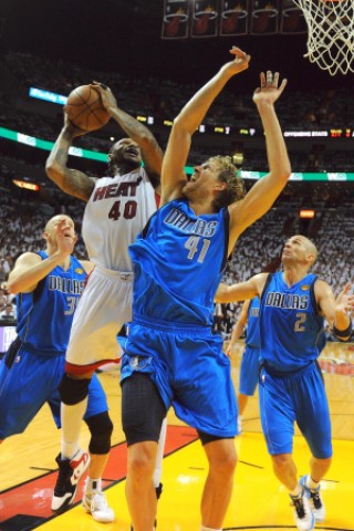 Superstar Dirk Nowitzki gewinnt mit den Dallas Mavericks den NBA-Titel.