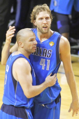 Superstar Dirk Nowitzki gewinnt mit den Dallas Mavericks den NBA-Titel.