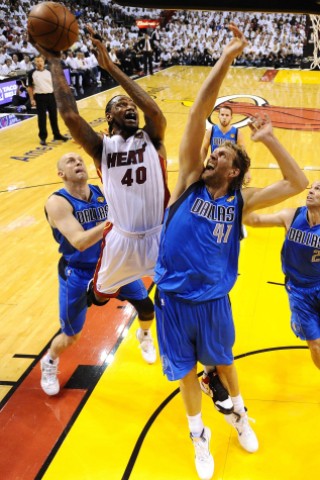 Superstar Dirk Nowitzki gewinnt mit den Dallas Mavericks den NBA-Titel.