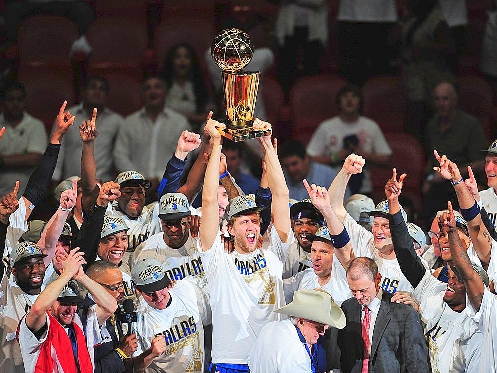 Superstar Dirk Nowitzki gewinnt mit den Dallas Mavericks den NBA-Titel.