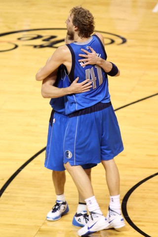 Superstar Dirk Nowitzki gewinnt mit den Dallas Mavericks den NBA-Titel.