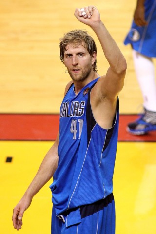 Superstar Dirk Nowitzki gewinnt mit den Dallas Mavericks den NBA-Titel.