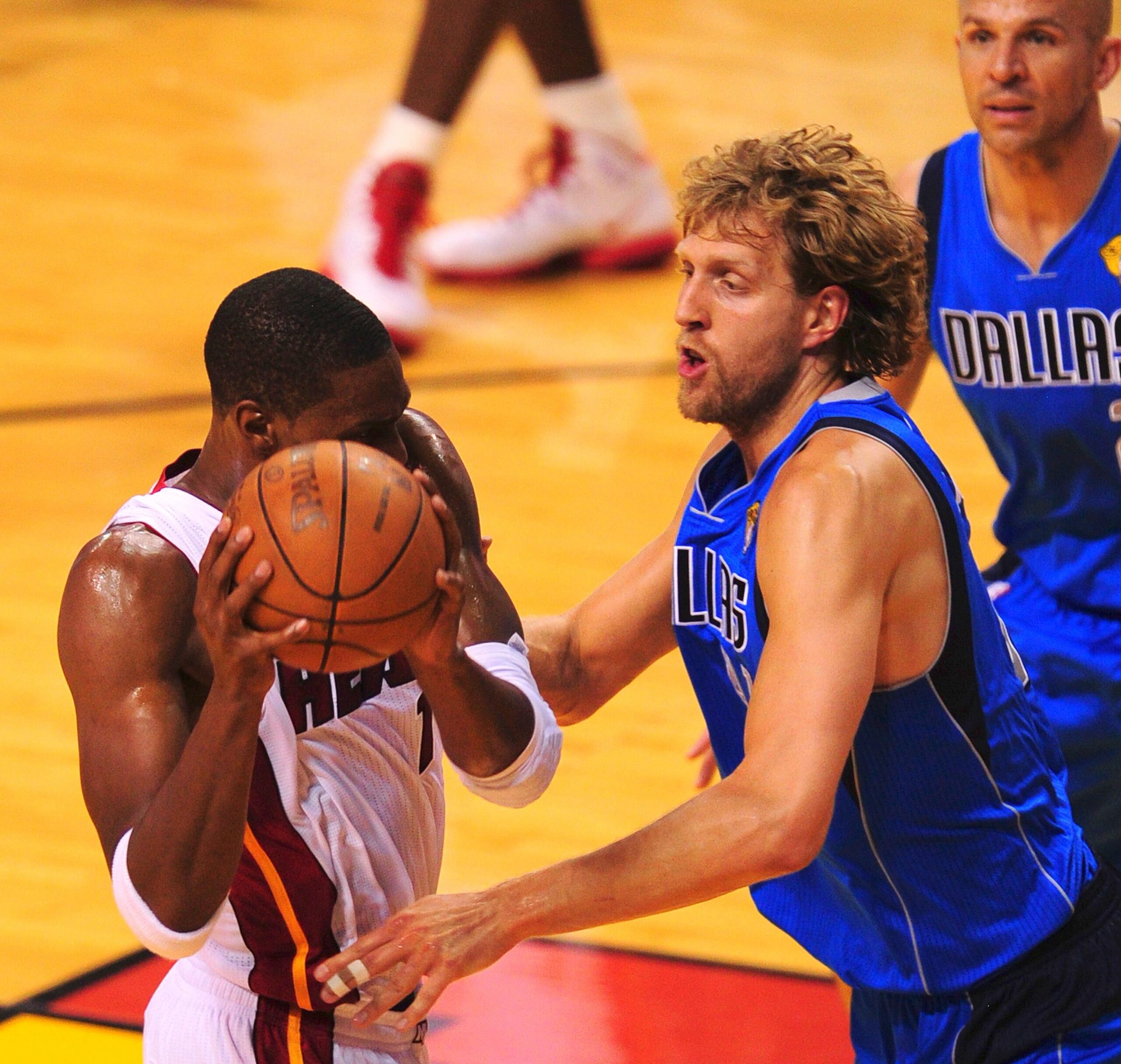 Superstar Dirk Nowitzki gewinnt mit den Dallas Mavericks den NBA-Titel.