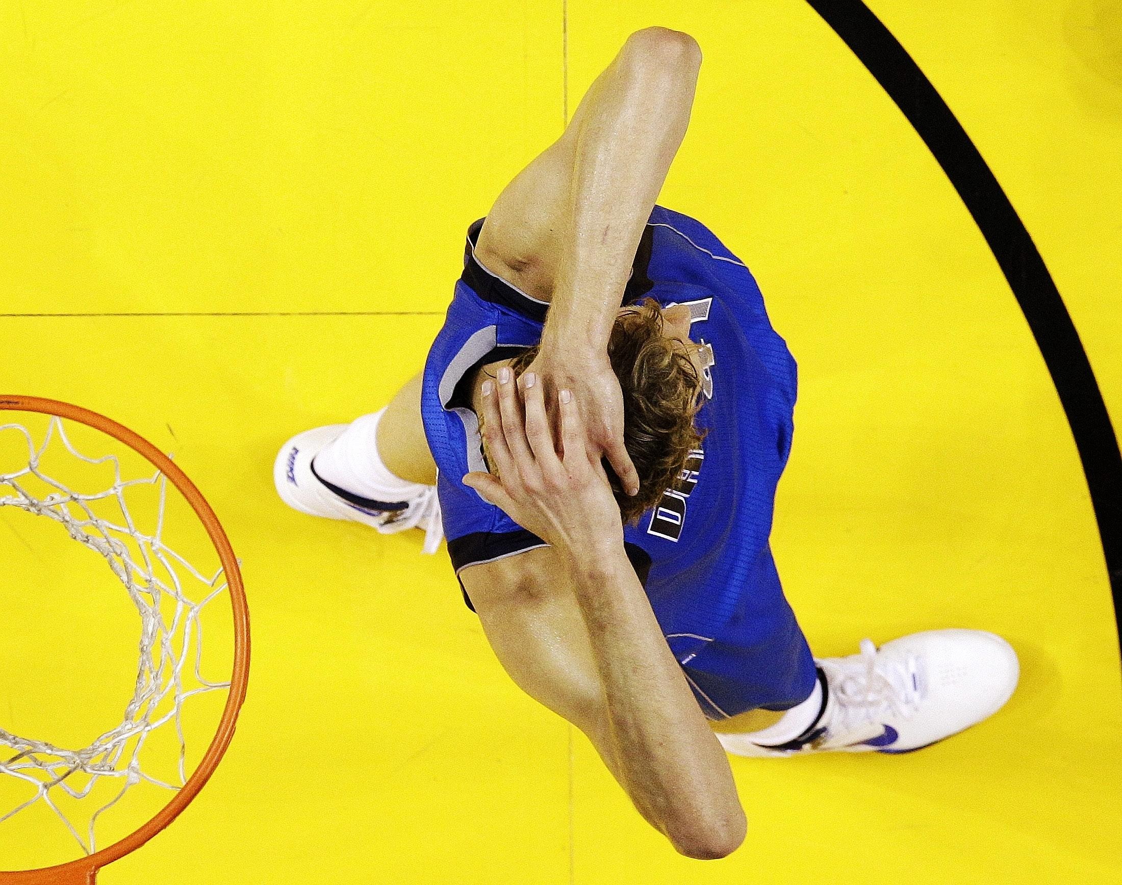 Superstar Dirk Nowitzki gewinnt mit den Dallas Mavericks den NBA-Titel.