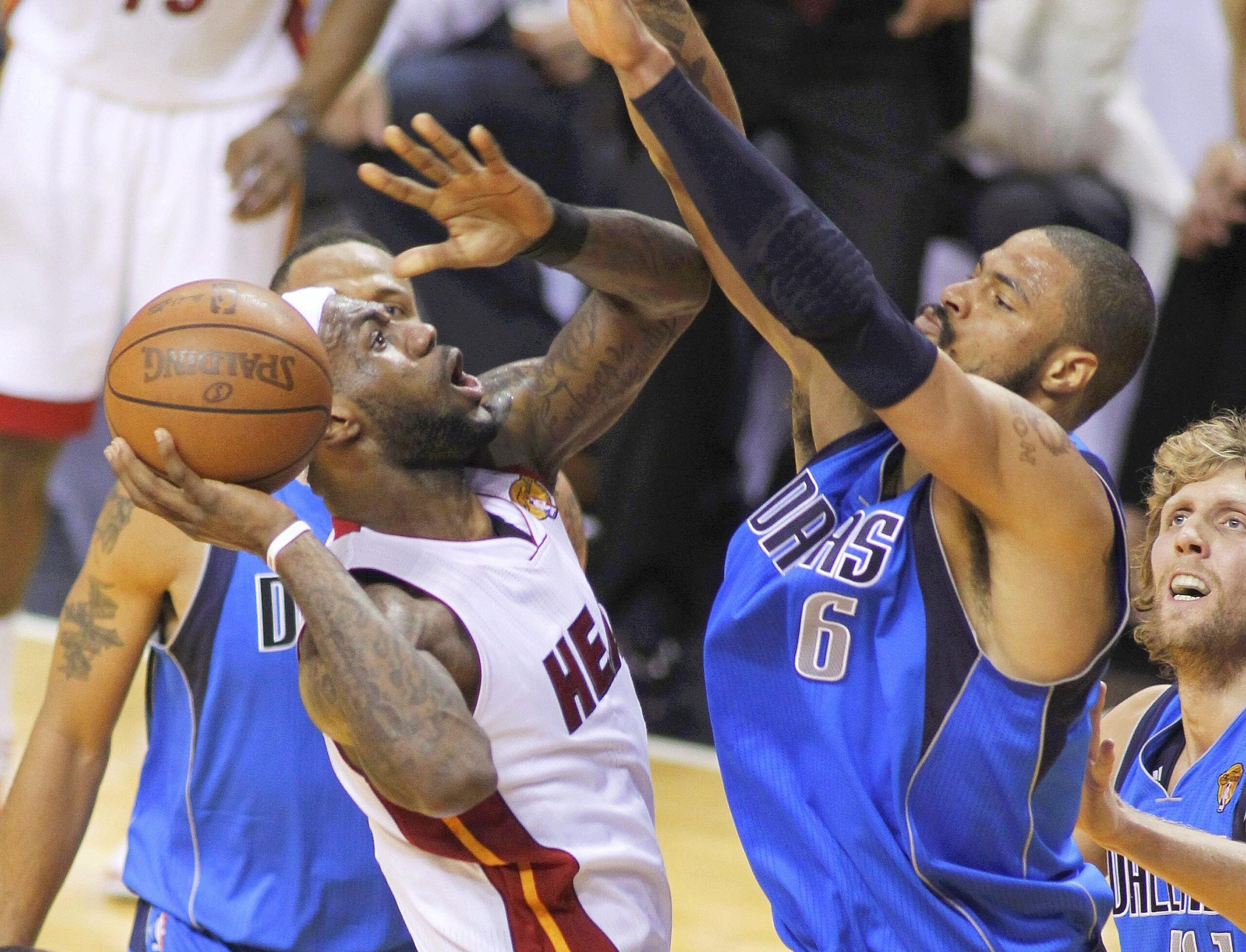 Superstar Dirk Nowitzki gewinnt mit den Dallas Mavericks den NBA-Titel.