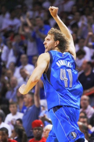 Superstar Dirk Nowitzki gewinnt mit den Dallas Mavericks den NBA-Titel.