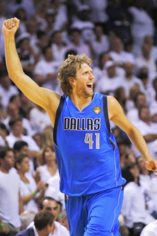 Superstar Dirk Nowitzki gewinnt mit den Dallas Mavericks den NBA-Titel.