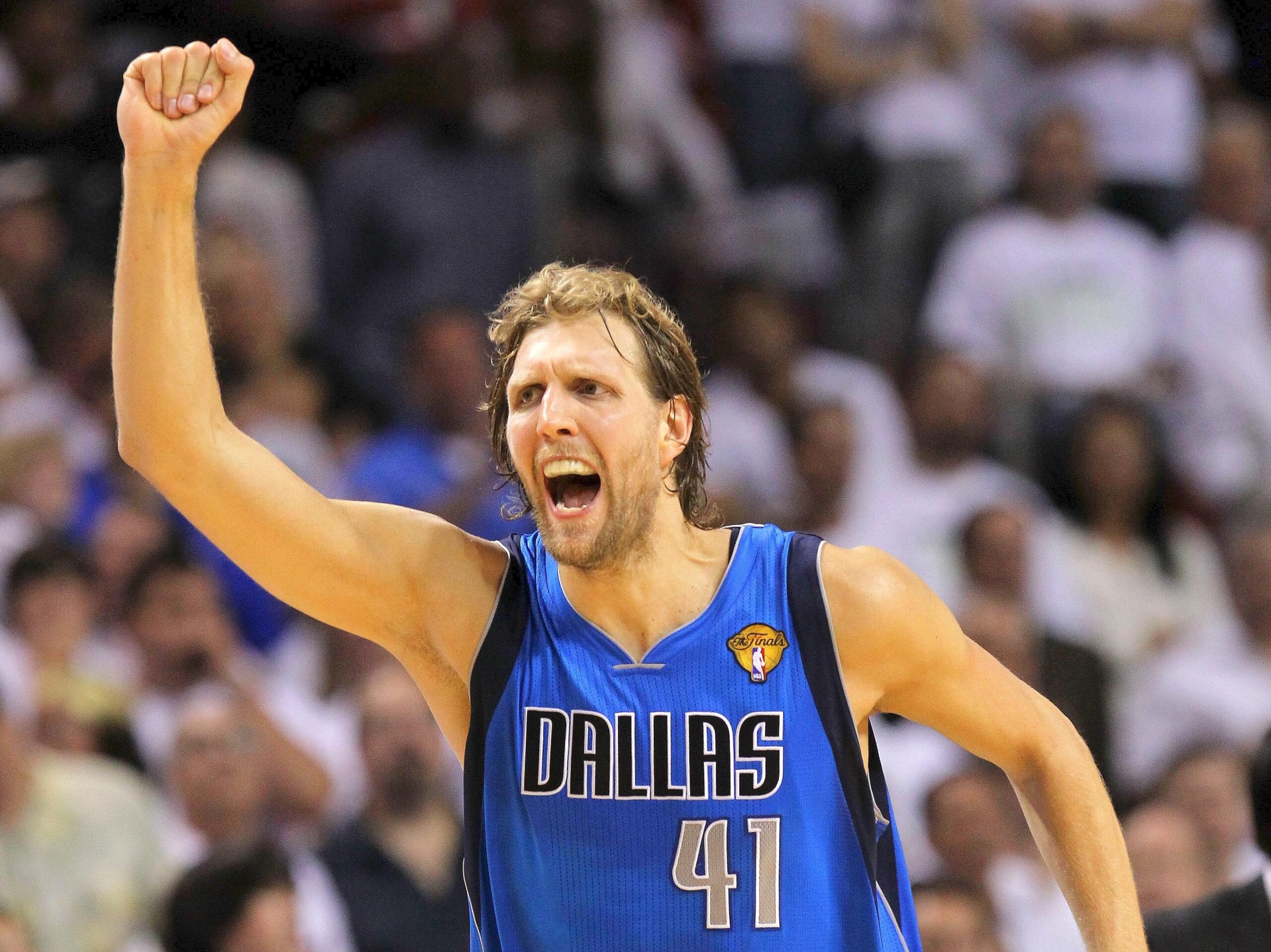 Superstar Dirk Nowitzki gewinnt mit den Dallas Mavericks den NBA-Titel.