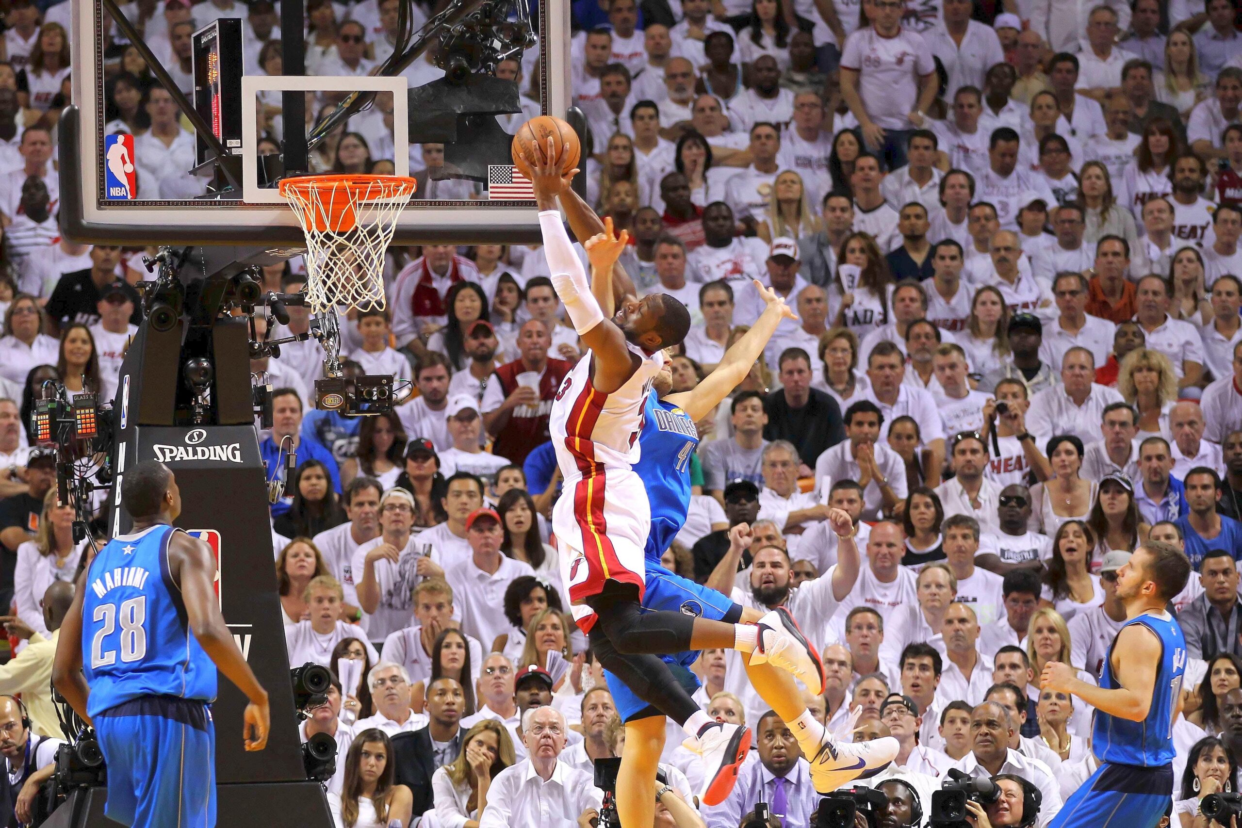 Superstar Dirk Nowitzki gewinnt mit den Dallas Mavericks den NBA-Titel.