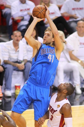 Superstar Dirk Nowitzki gewinnt mit den Dallas Mavericks den NBA-Titel.