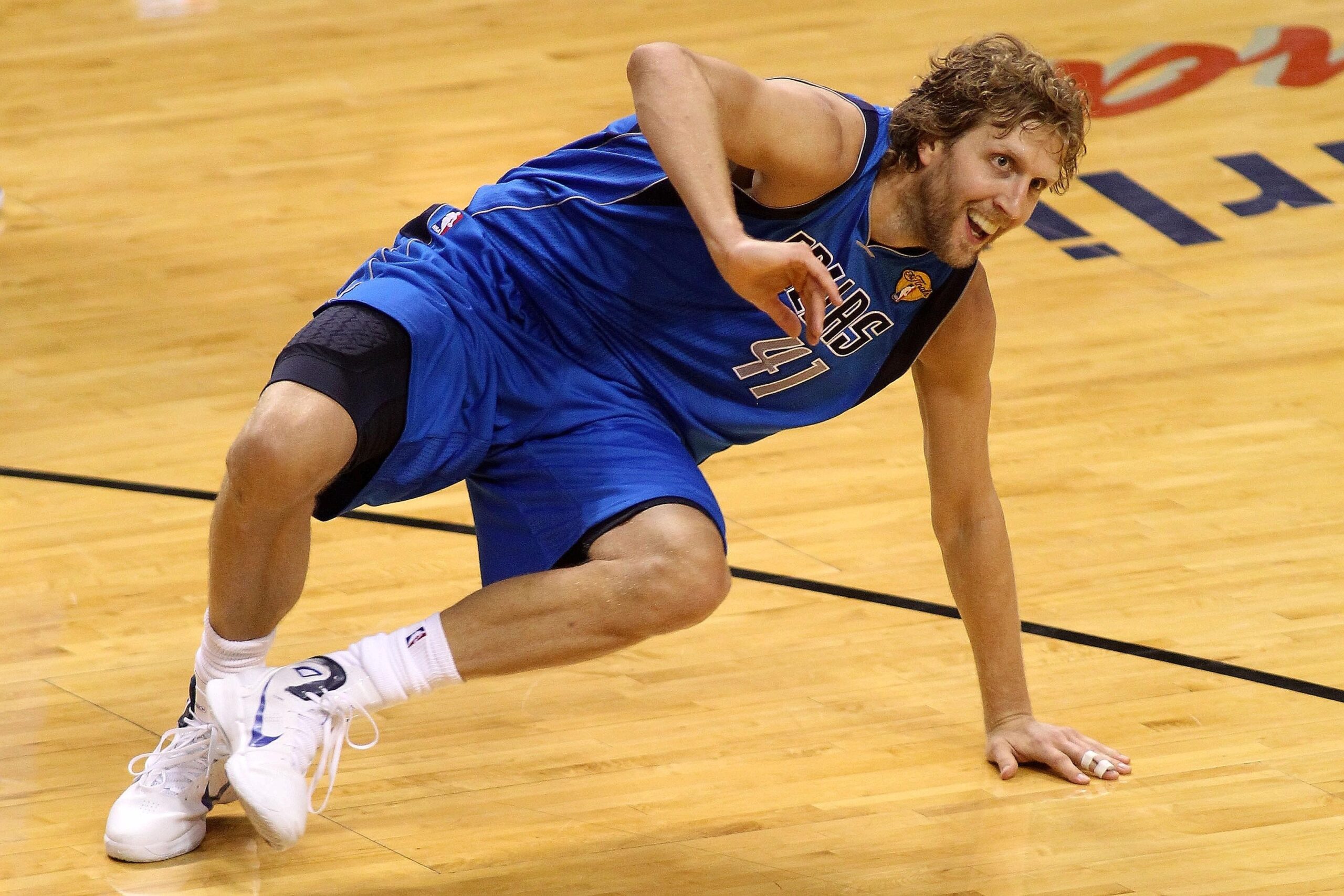 Superstar Dirk Nowitzki gewinnt mit den Dallas Mavericks den NBA-Titel.