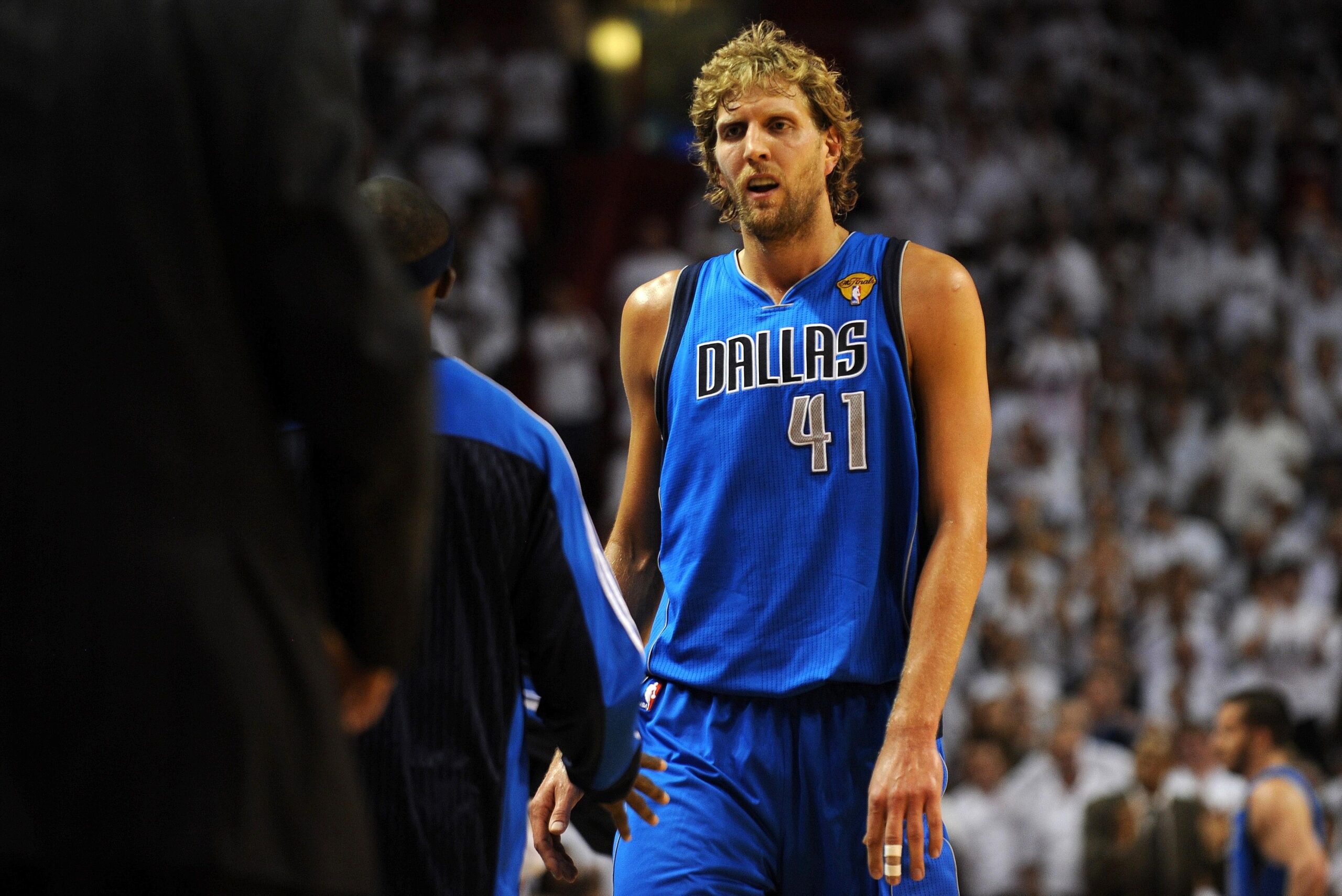 Superstar Dirk Nowitzki gewinnt mit den Dallas Mavericks den NBA-Titel.